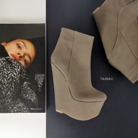 Dark Beige 16 cm Wedge Booties