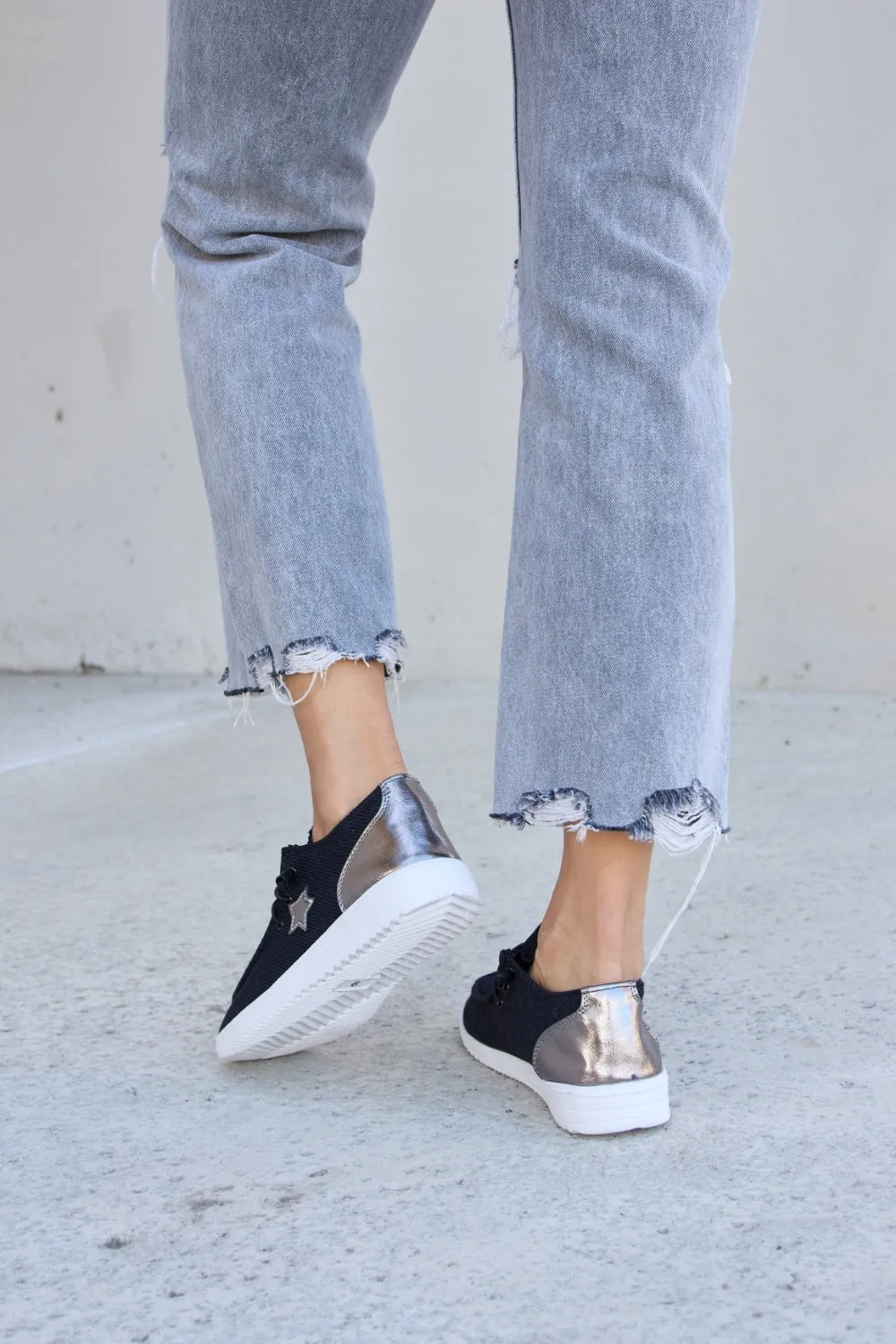Forever Link Star Logo Lace-Up Low Top Black w/ Pewter Accent Comfy Flat Sneakers